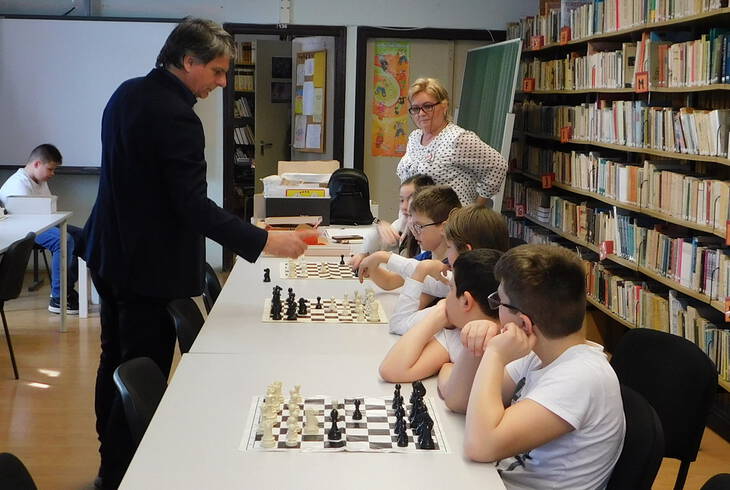Sakkszakkr: szimultn sakk az igazgatval