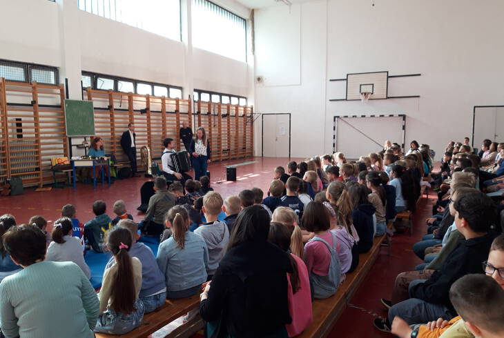 Hangszeres bemutat� a suliban 