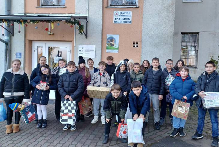 „Kar�csony f�nye akkor ragyog igaz�n, ha m�soknak is �r�met hoz.”

 